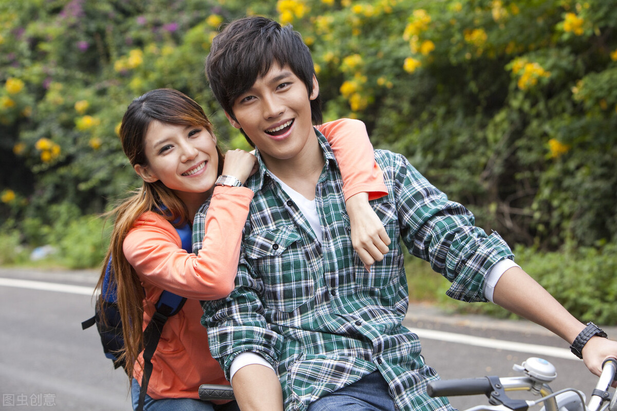 大学课堂男生陪女朋友上课，看似让人羡慕，网友：不如分手