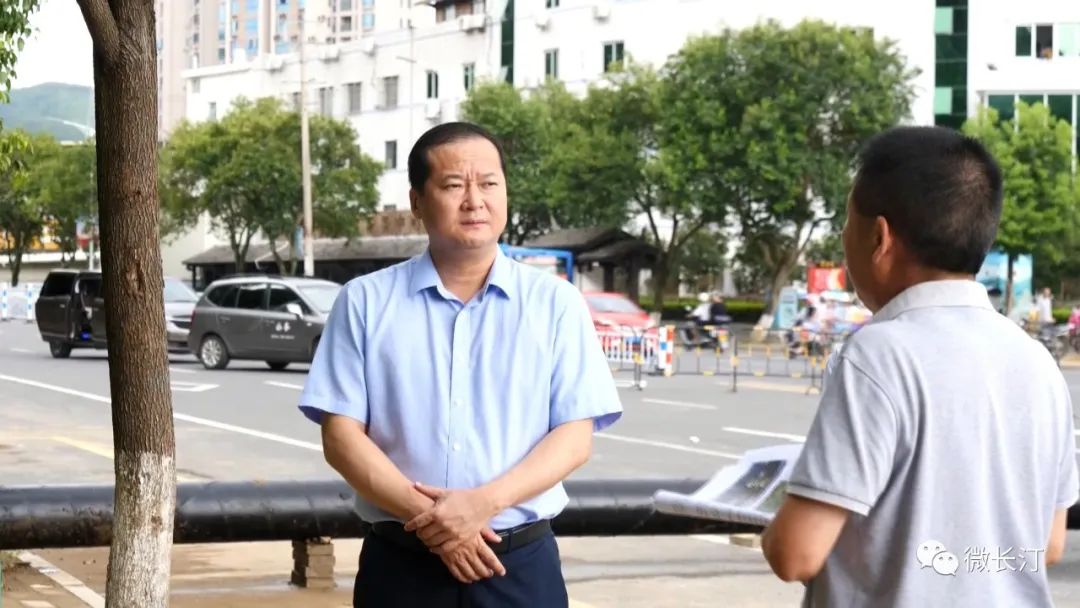 長汀縣委主要領導調研災后重建工作