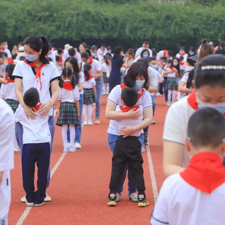 四川天府新区南湖小学举行2021级首批新队员入队仪式