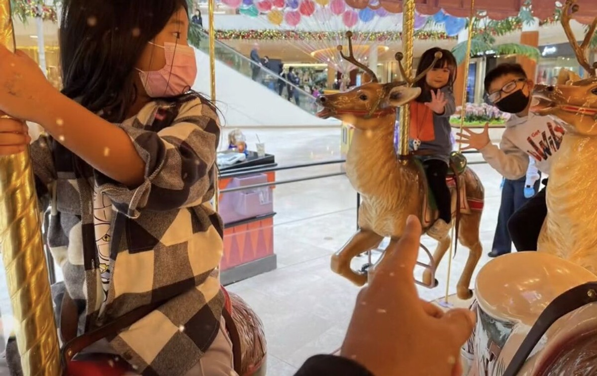 35岁何洁现身商演，减肥有效脸瘦一圈，养3娃不容易大冬天穿短裙