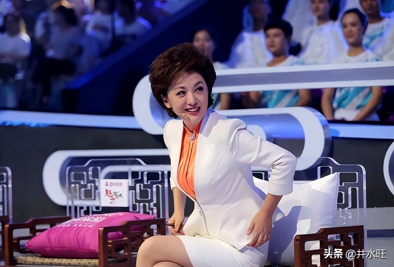 一身白衣的央视女主持，优雅显气质，别具高级感