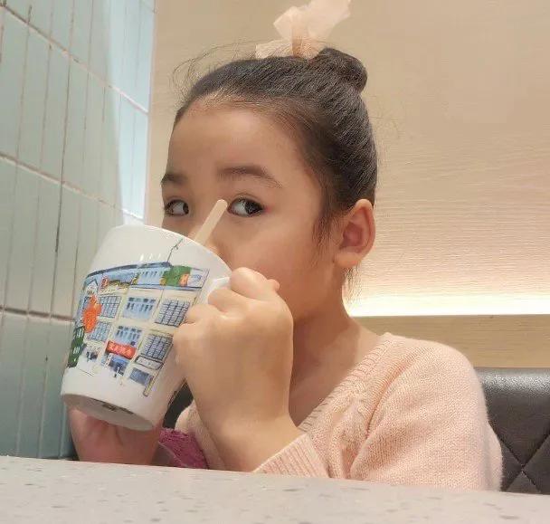 陈茵薇同5岁女女同款发型，陈豪一家五口幸福满满