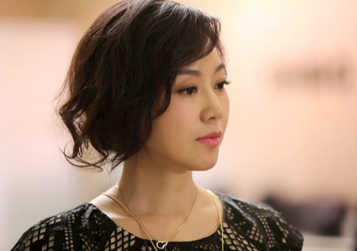 双眼皮如今变成颜值分水岭，有人靠它提升颜值，有人变身悲伤蛙