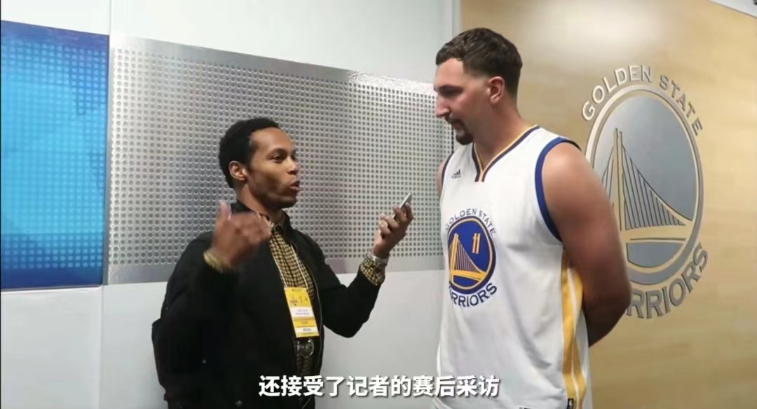 哪些人看nba比赛不要门票(普通人如何在勇士主场免费看球，球星主动合影，这大哥方法太绝了)