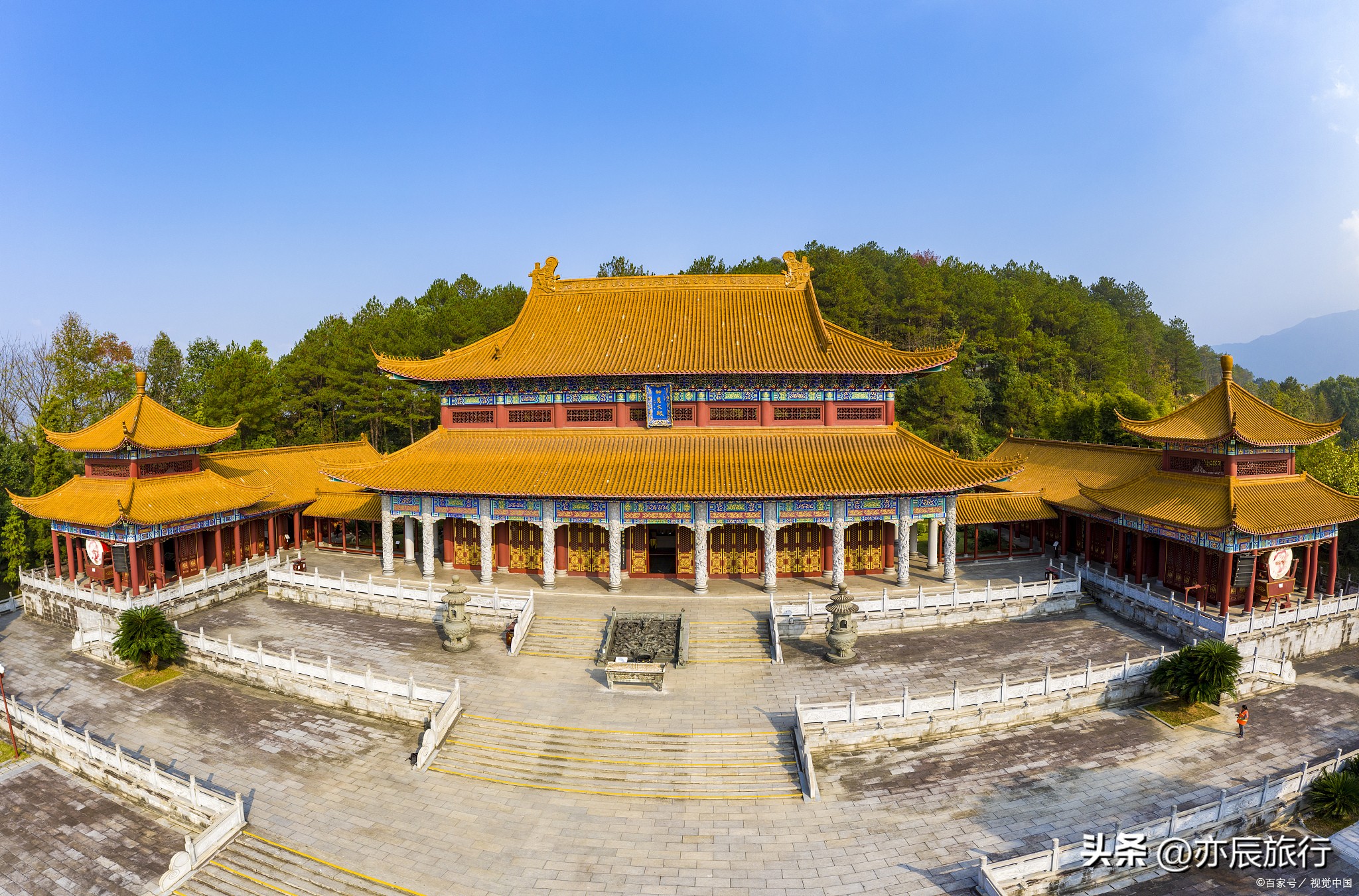 株洲炎帝陵景区位于株洲市石峰区,是一个以炎帝文化为主题的旅游景点