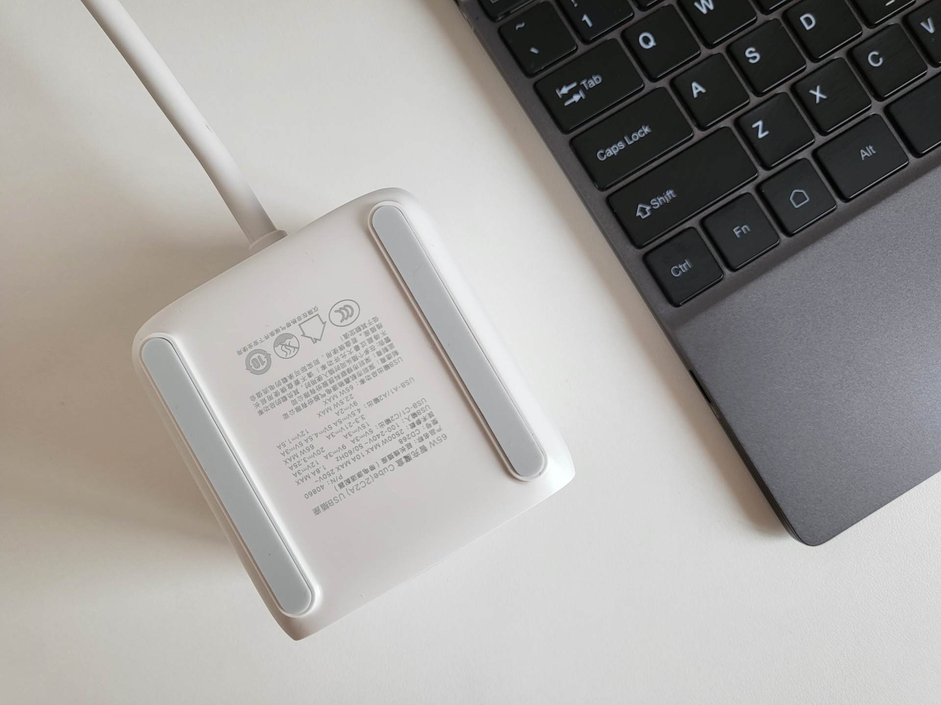 电子设备多，桌面杂乱无章，数码博主用绿联65W智充魔盒轻松搞定