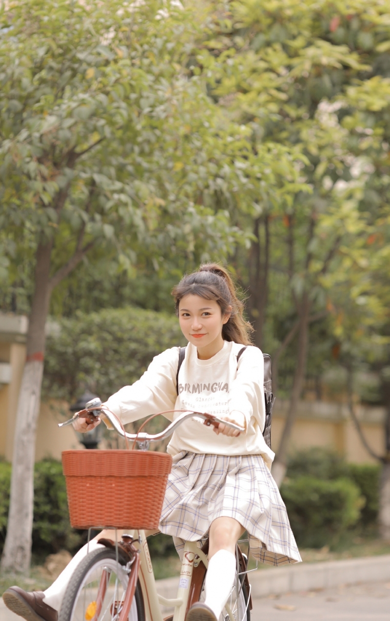 骑自行车的马尾美女 俏皮元气街拍