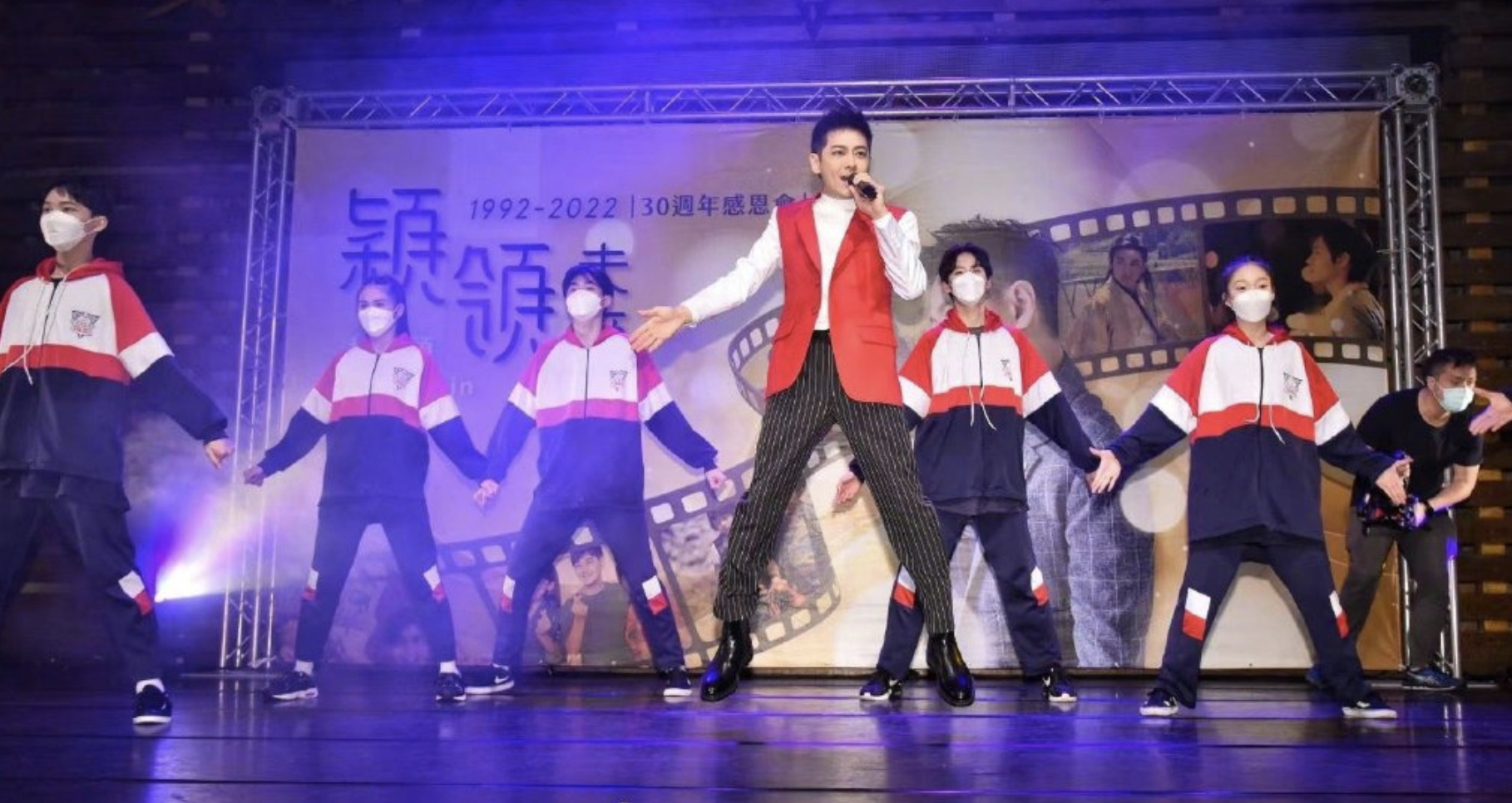 林志颖回母校庆祝出道30周年，学弟学妹们伴舞，站满楼道人气超高