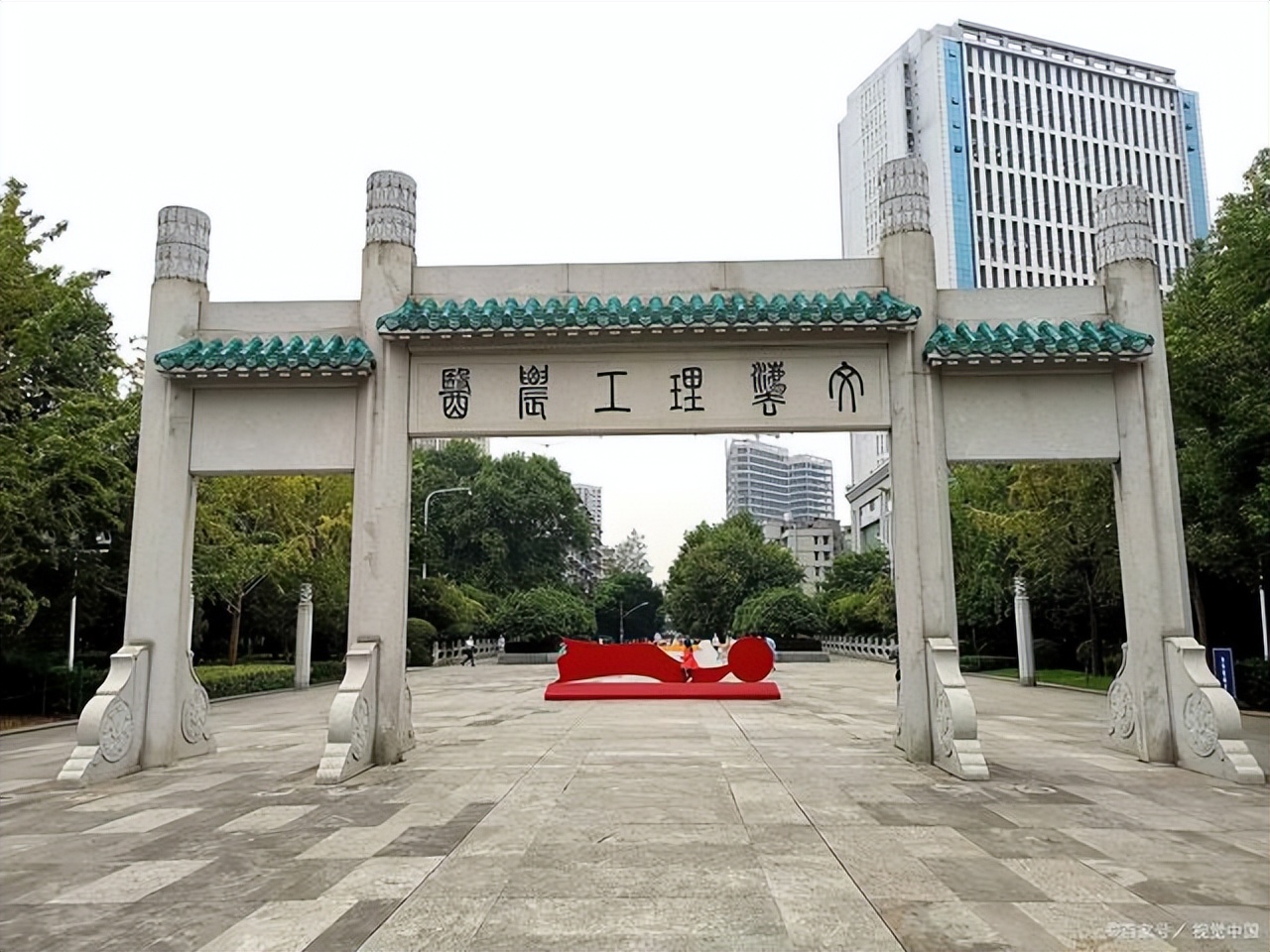 武汉大学附属学校招聘三类教师，其中一类年薪可达百万，心动吗？