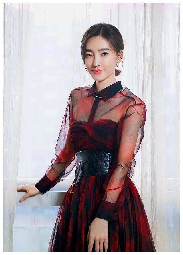 谁说格子套装土气？穿对了时尚大气，穿错了确实土掉渣