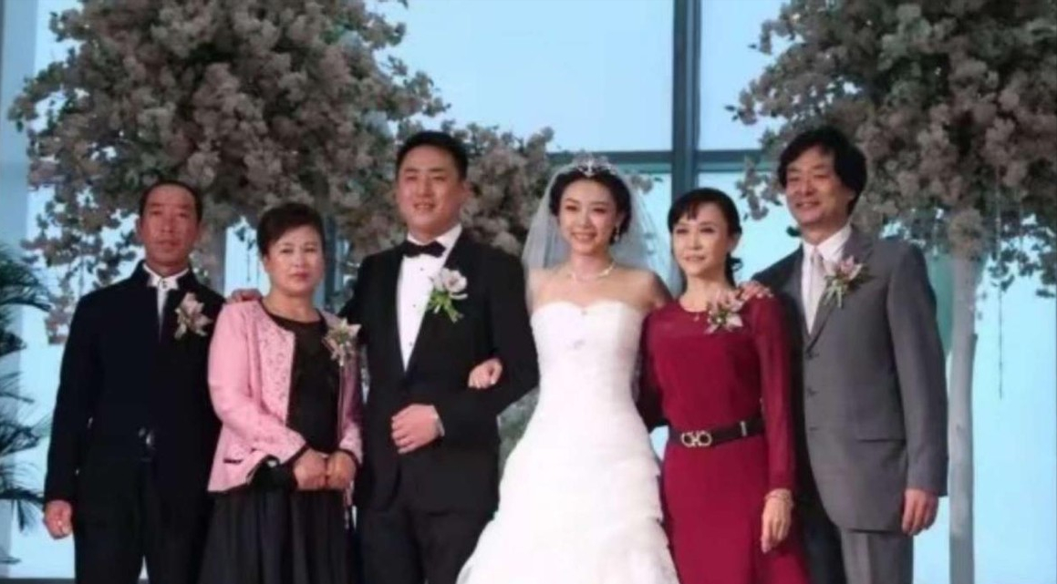 有人选择在娱乐圈硬混，有人选择保家卫国，同是星二代差距还挺大