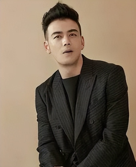 杨烁：从红极一时到被万人嘲讽，成也“小包总”，败也“小包总”