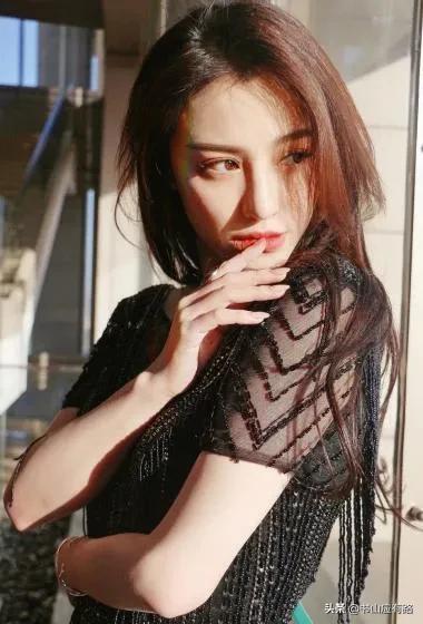 葛天：美得别有韵味，离婚后活成少女