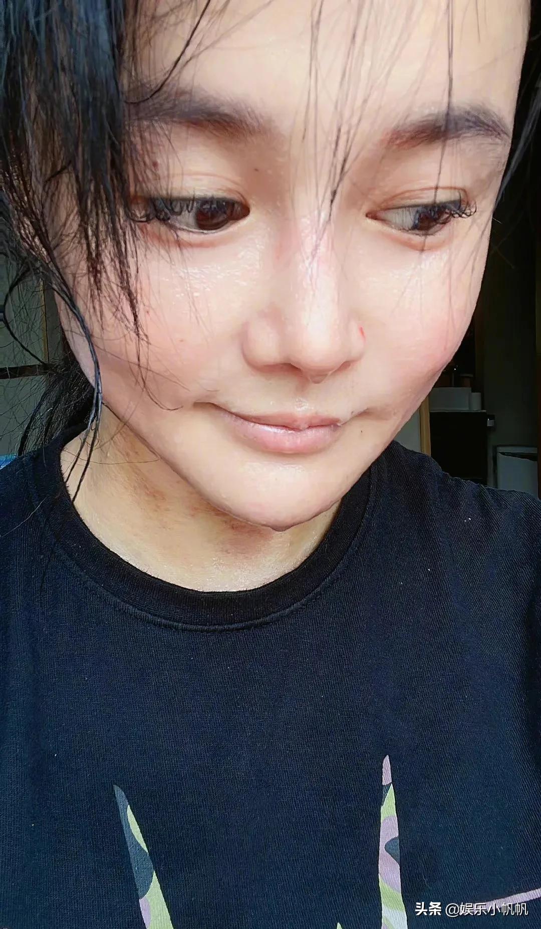 冉莹颖运动完的皮肤状态是真好！网友：图二没放大以为在树上劈叉