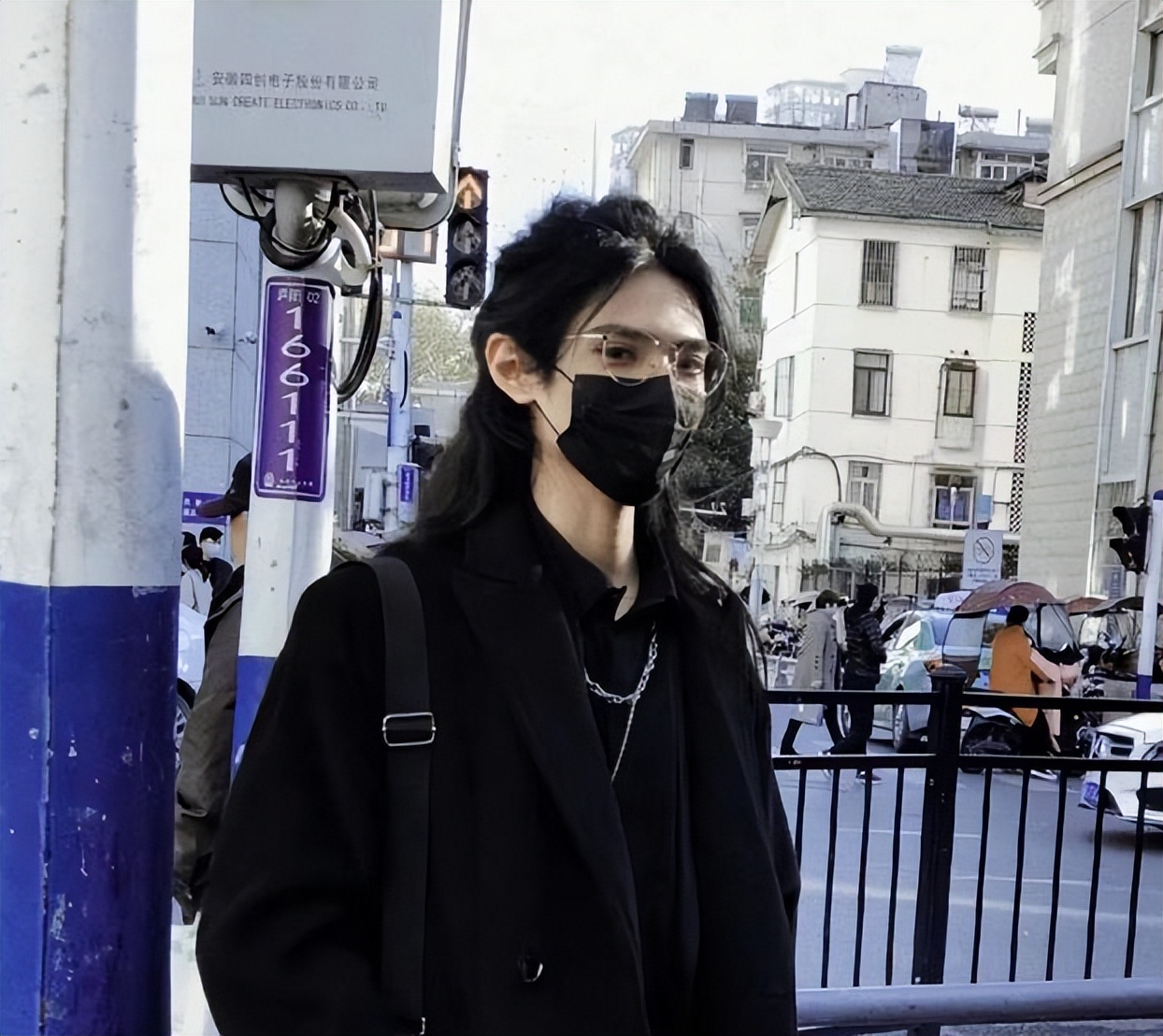 高校“长发飘飘”男生火了，五官端正眉目俊朗，网友：是男是女？