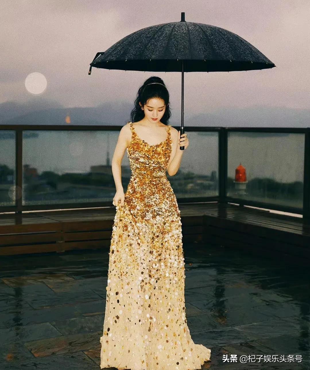 赵丽颖一身鎏金亮片礼服，梦回金鹰女神