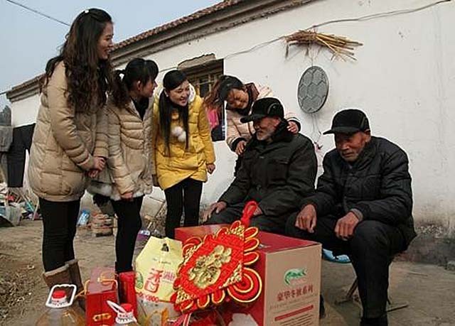 安徽光棍兄弟收养弃婴，给拖拉机装土赚奶粉钱，34年后女婴成教师