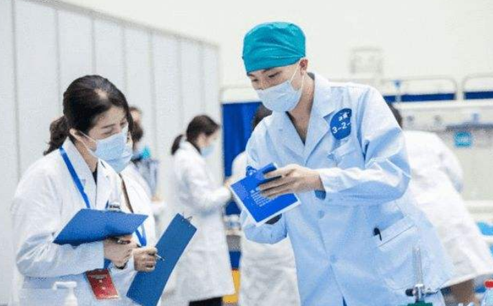 医学专业前景排行榜出炉：北医复旦霸榜，上交大华西紧追！