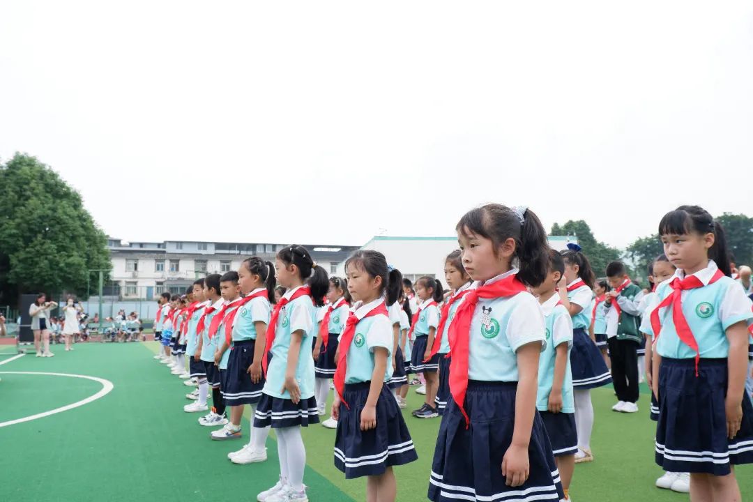 永兴小学举办“庆六一环保时装秀暨首批新队员入队仪式”活动