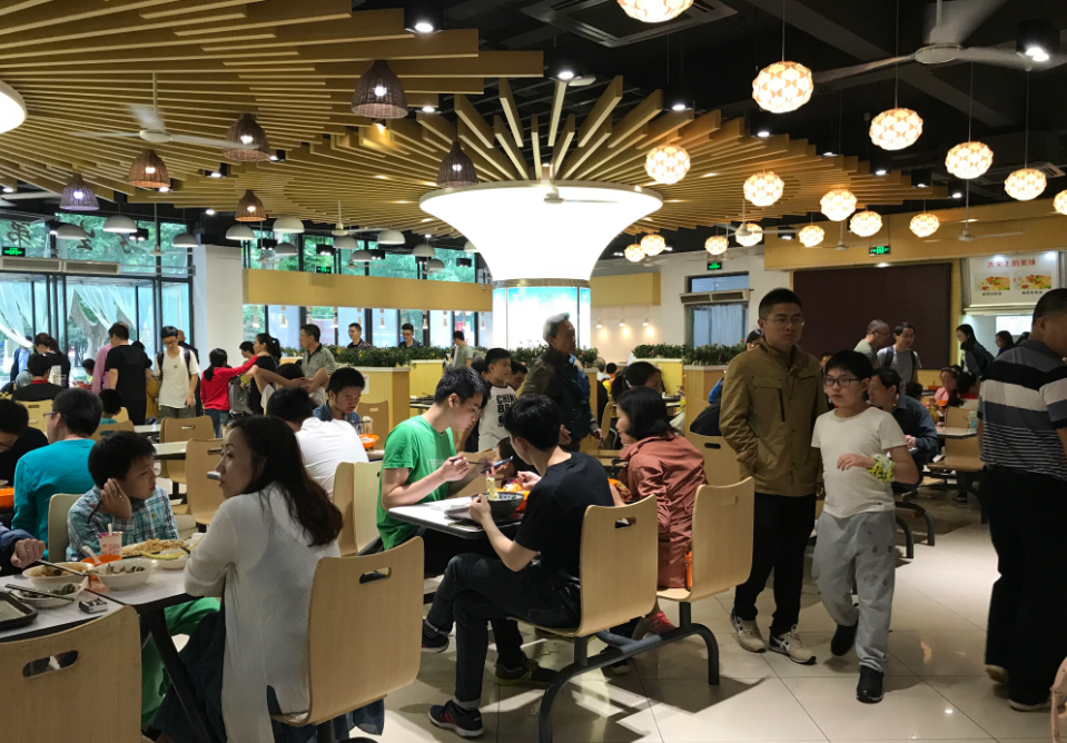 大学生的“3点1线”生活有多好？一盘天价高校菜，让学生纷纷吐槽