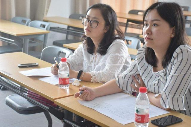 刘昊然考取事业编，关晓彤端起“铁饭碗”，宇宙的尽头是体制内？