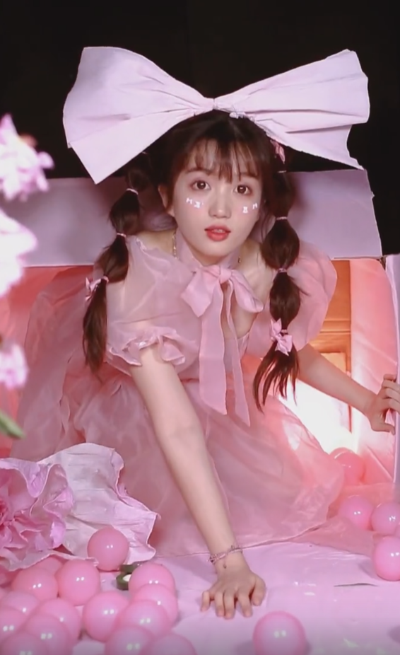 大学封校，美女大学生在宿舍“拍大片”，道具专业，分工明确