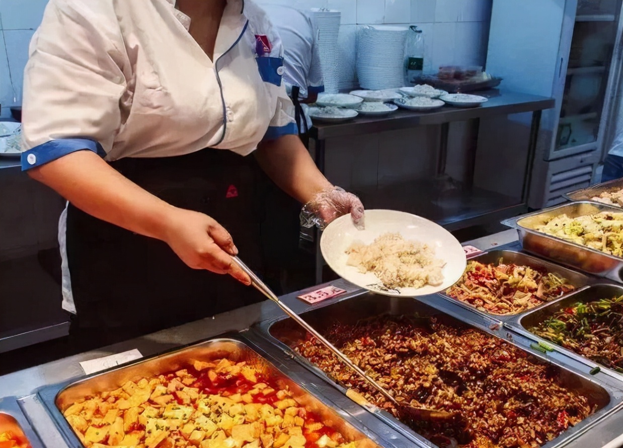 大学“阴间食堂”走红网络，菜品环境有些灵异，门面神似殡仪馆