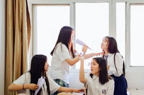 女大学生第一次约会很激动，室友帮忙梳妆打扮，评论区满是嘲讽