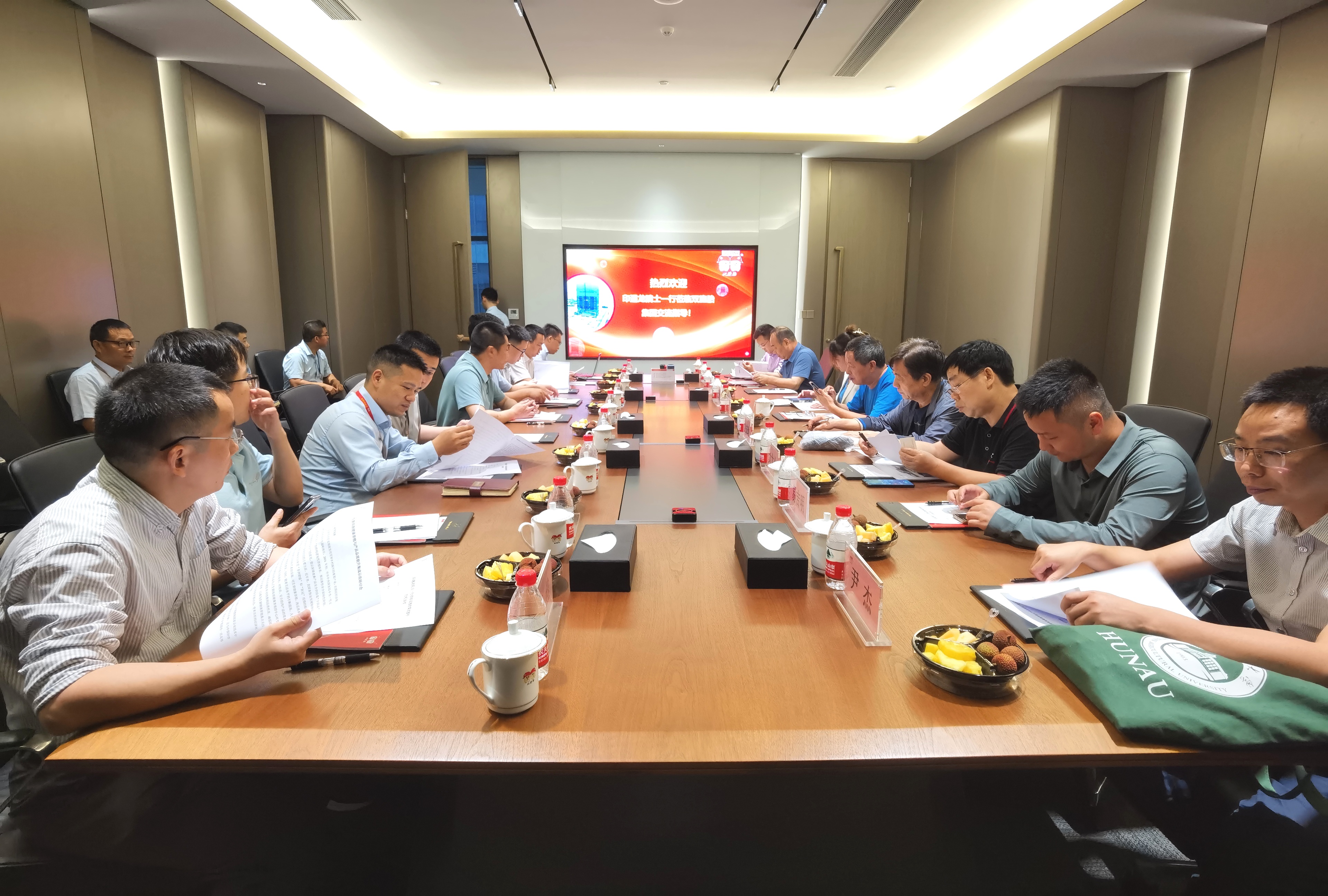 印遇龙院士一行到访极悦娱乐集团开展合作交流