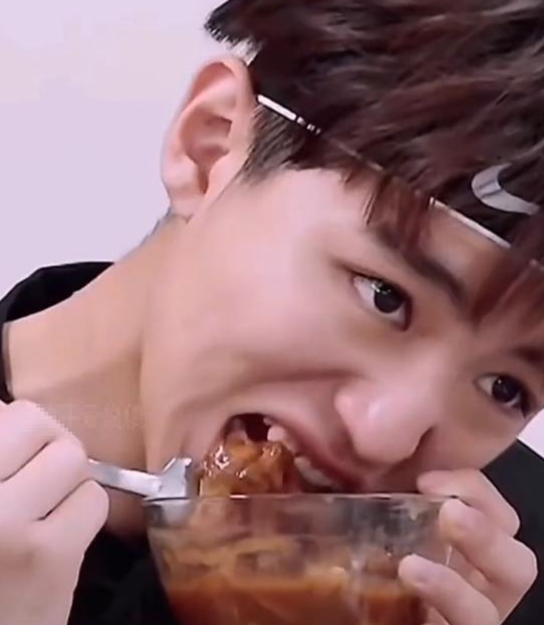 当红小生王俊凯却不爱吃米饭,原因是他不爱吃干干的东西,就算要吃,也