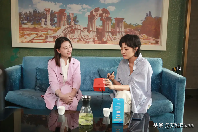 周海媚综艺首秀，穿芭比粉西装美出圈，56岁侧脸五官还是颜值担当