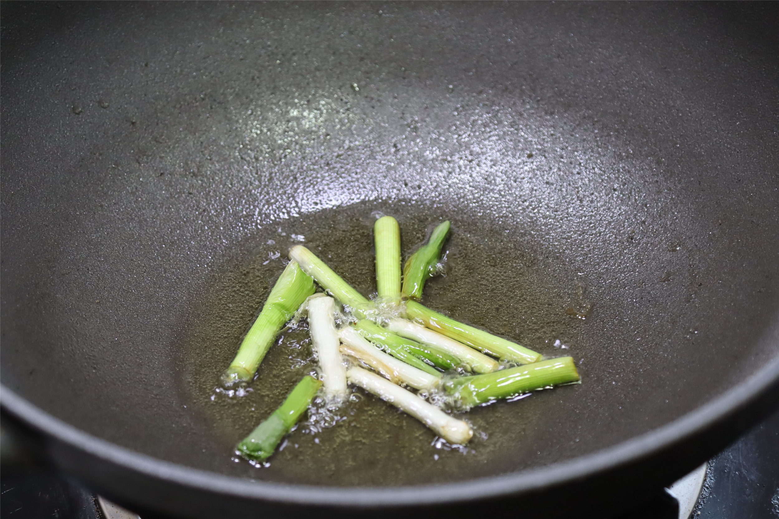 這才是油燜大蝦的家常做法，簡單方便，不用油炸，好吃入味肉鮮香