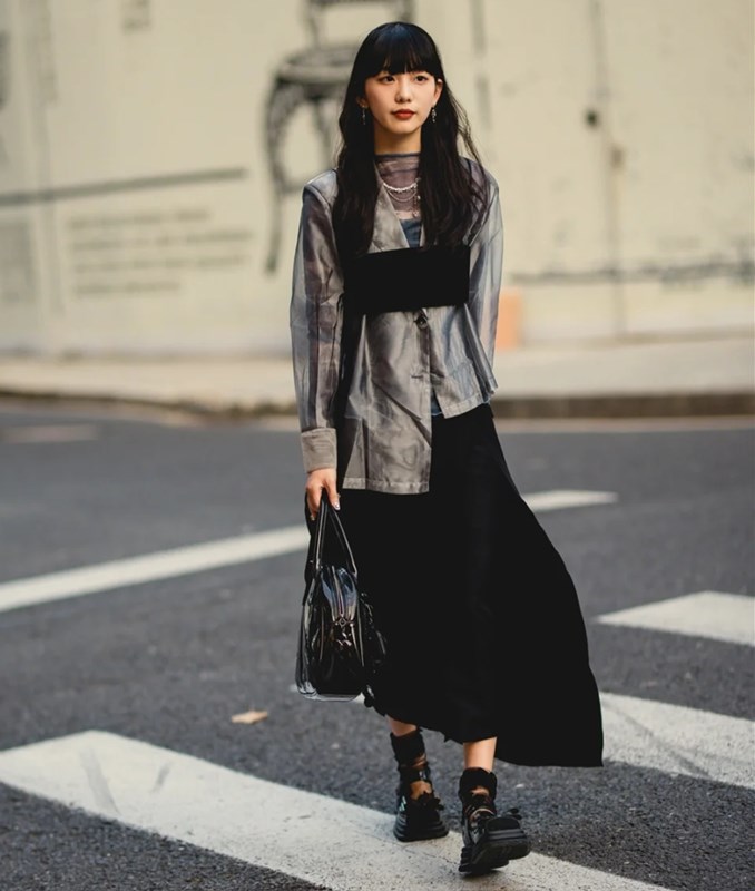 正儿八经的衣服没人穿了吗？“不对称的裙子”怎么这么流行