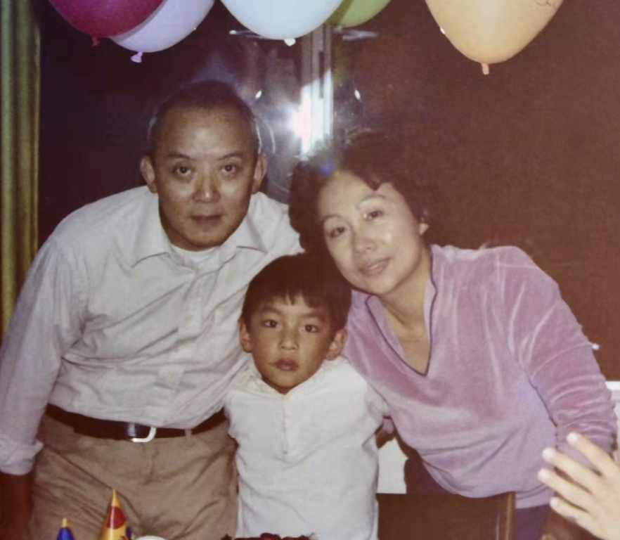 吴彦祖透露父亲去世，晒父子合照悼念，提前一天为他庆祝93岁冥诞