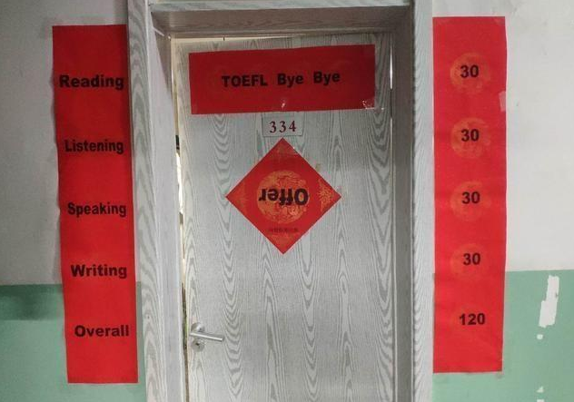 大学寝室“春节对联”走红，学生们祭出家底，没点文化都看不懂