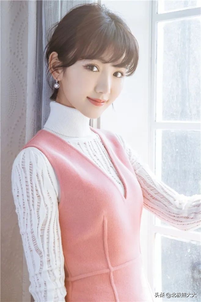 毛晓彤：曾被父亲抛弃扔进垃圾桶，成名后父亲向她要5000万赡养费