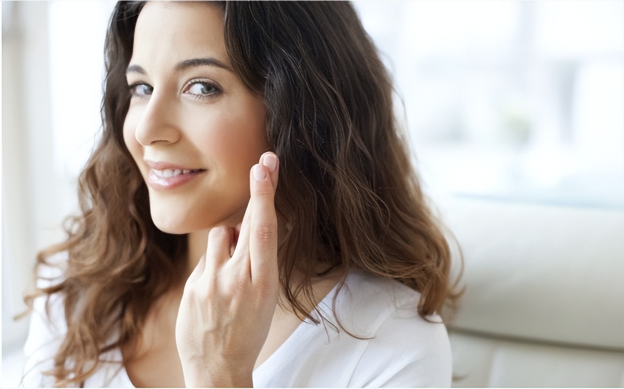 女人開始衰老時，4處會發出&ldquo;提示&rdquo;，女人心細就不難察覺