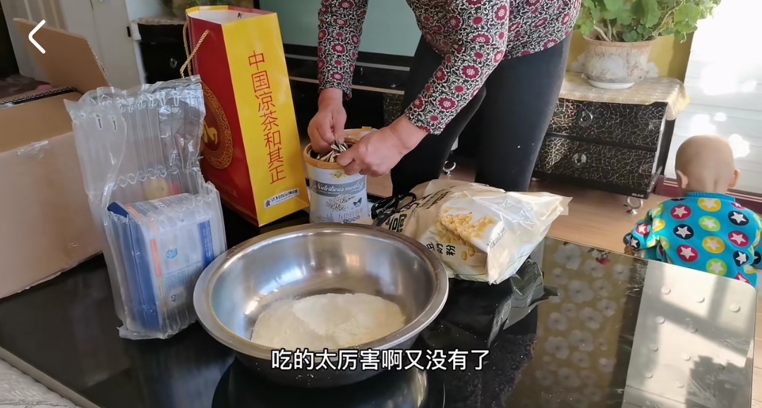 老人给奶粉掺核桃粉只为省钱(老人给奶粉掺核桃粉只为省钱吧)
