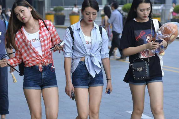 高校期末考试，女生穿丝袜与短裙参加，被质疑后回怼：现在21世纪