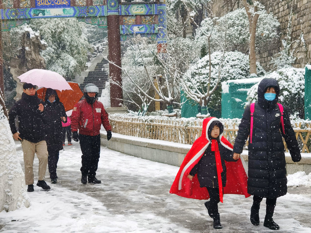 雪送祥瑞兆丰年：济南市民冒雪赏景