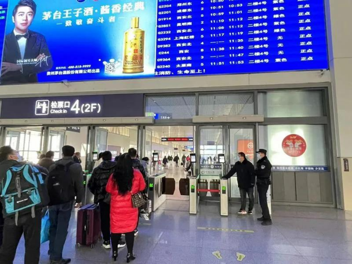 “老赖”欲乘动车离汉，看勉县法院法官铁警联手“拘传到案”