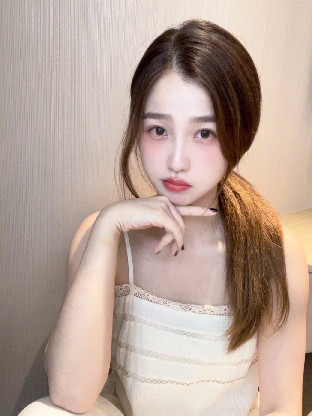 虞书欣晒15宫格随拍照，郁金香短裙秀傲人锁骨，是恋爱季到了吗