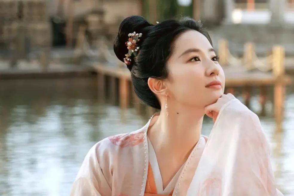 刘亦菲vs董洁 谁才是小白花脸巅峰？