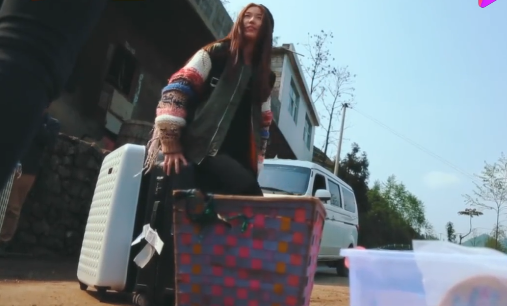 辽宁巨婴：16岁吃饭靠人喂，每天开销过万，开兰博基尼卖手机壳