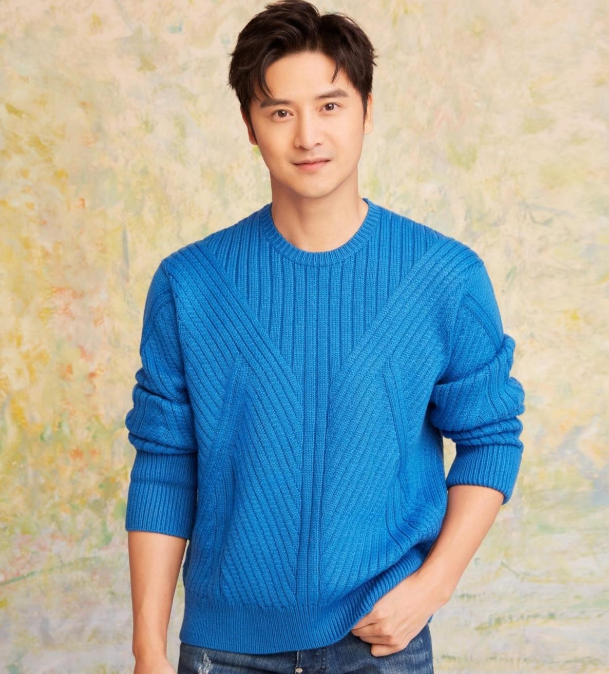 田亮晒儿女滑雪照，森蝶单板滑行动作流畅好有天赋，大长腿太抢镜