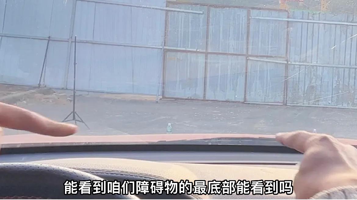 開車時如何在車內判斷車距，兩瓶礦泉水讓你準確判斷左右車距