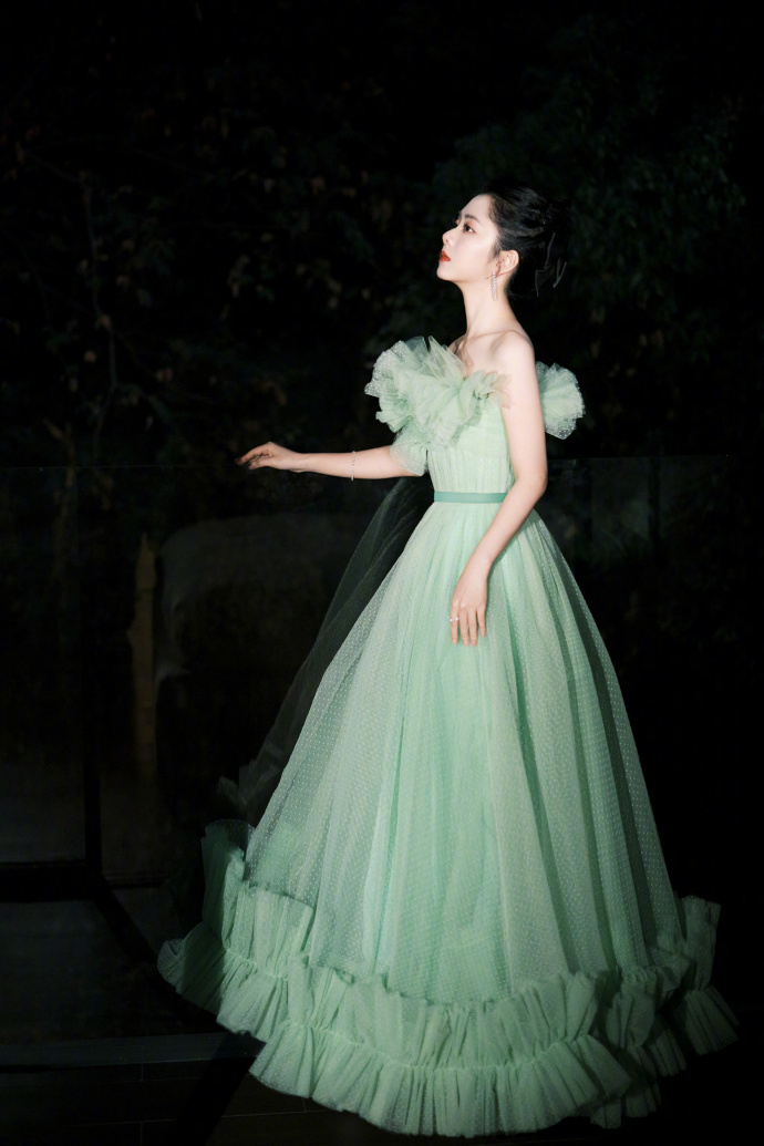 谭松韵穿着薄荷绿薄纱礼裙，淡雅温柔的美