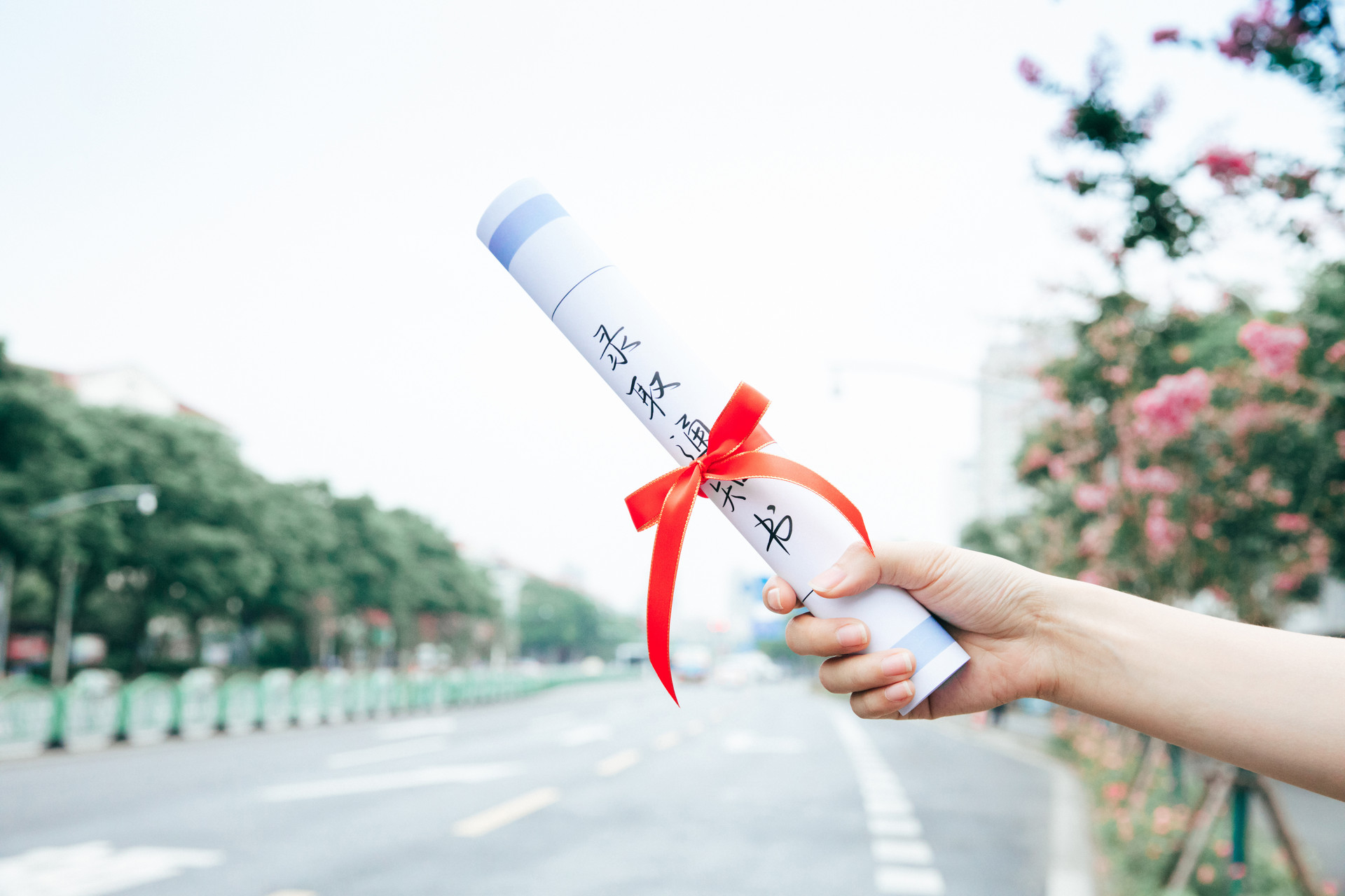 成考录取通知书一般什么时候发放，什么时候入学？