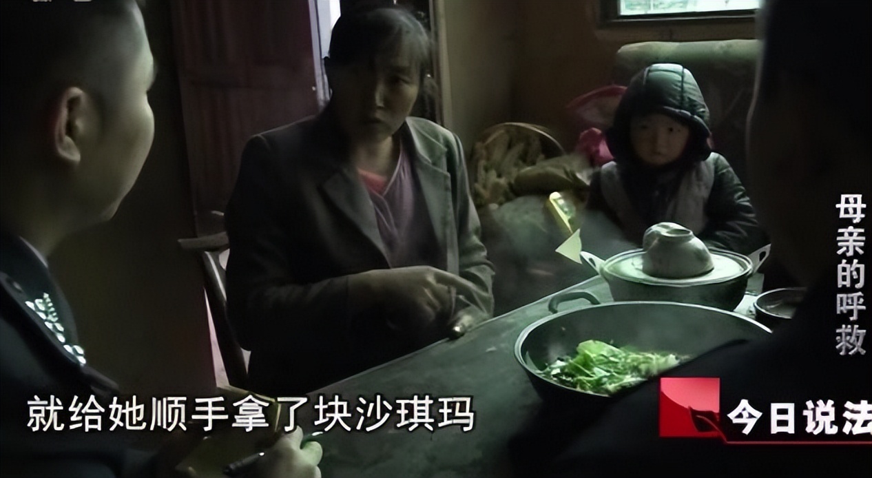 2014年，重庆85岁母亲被关在门外，冻死在门口，四个不孝子全判刑