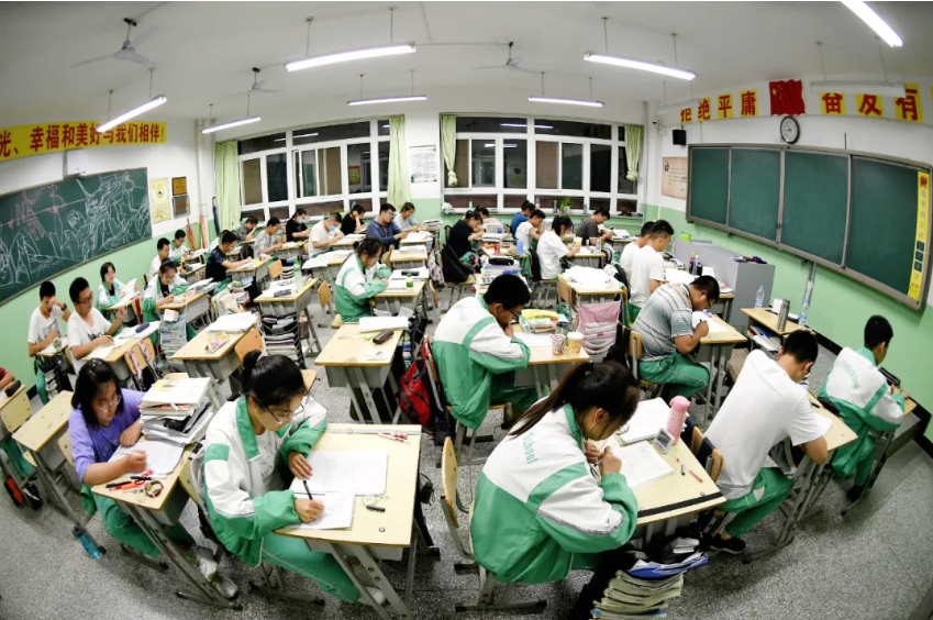 教育部发出通知，高中生复读有调整，家长看后很惆怅